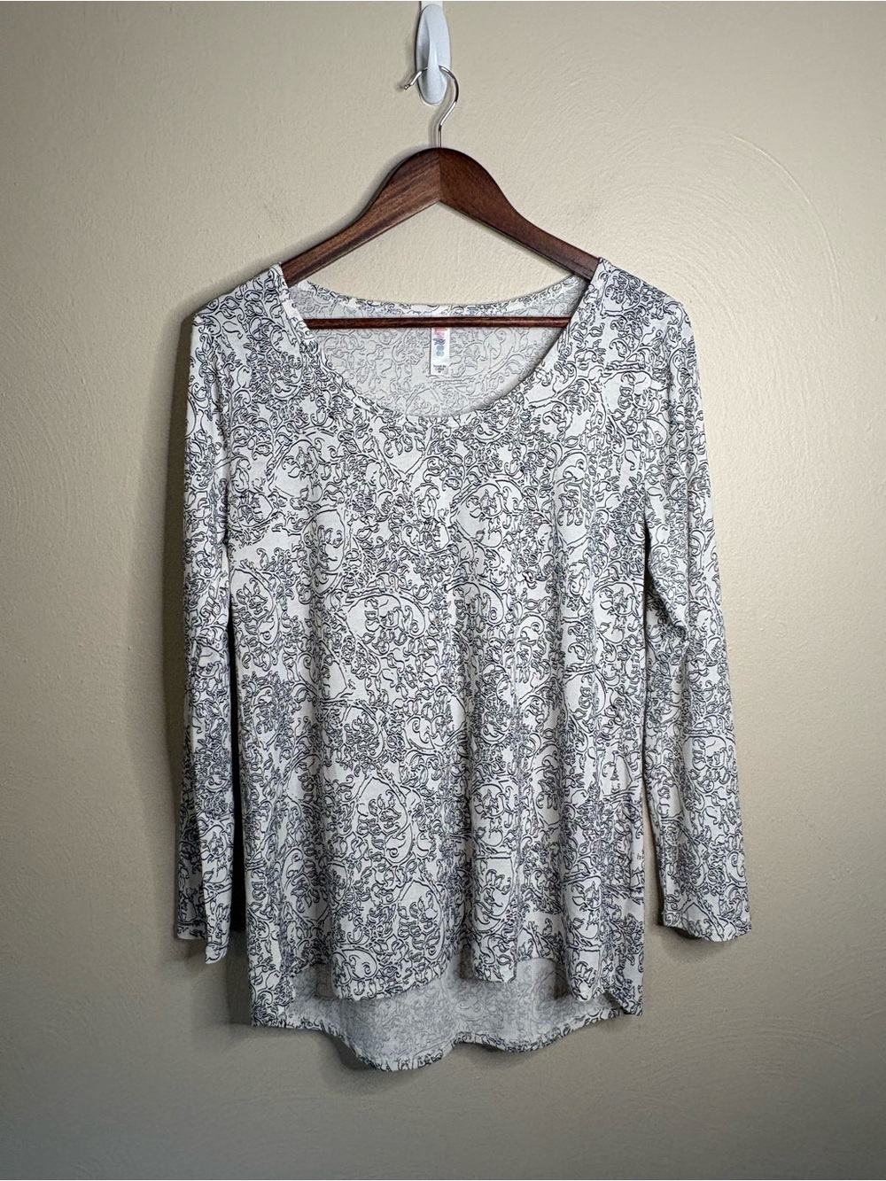 LuLaRoe Lynnae Top Medium White Black Paisley Scroll Print Stretch Hi Low Tunic